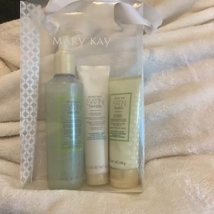 Mary Kay Satin Hands Gift Set
